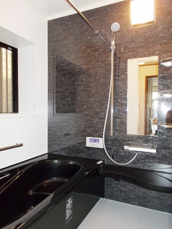 ブラックの落ち着いたバスルームにLIXILアライズ Zタイプ